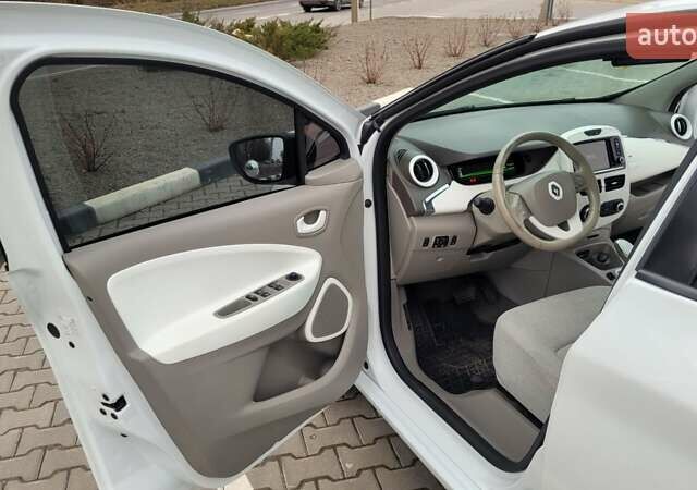 Белый Рено Зое, объемом двигателя 0 л и пробегом 108 тыс. км за 6500 $, фото 17 на Automoto.ua