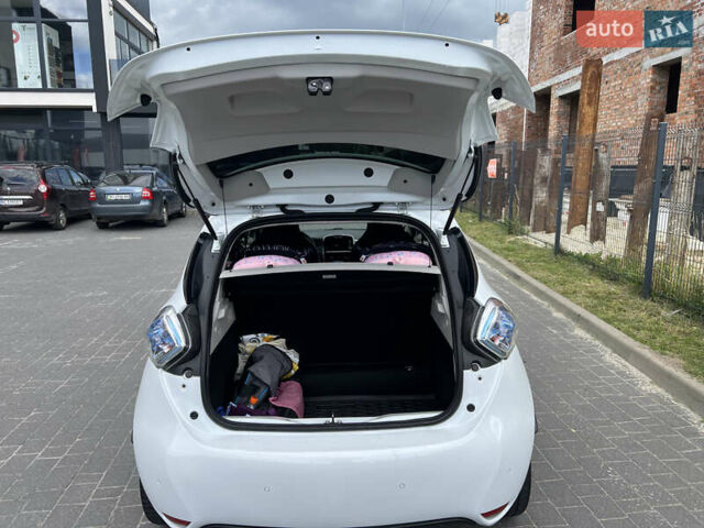 Белый Рено Зое, объемом двигателя 0 л и пробегом 89 тыс. км за 8200 $, фото 12 на Automoto.ua
