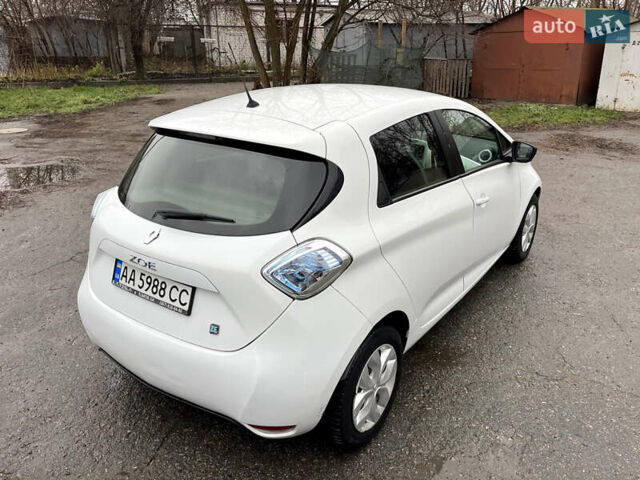 Белый Рено Зое, объемом двигателя 0 л и пробегом 115 тыс. км за 5950 $, фото 5 на Automoto.ua