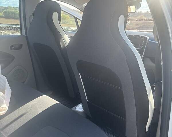 Білий Рено Зое, об'ємом двигуна 0 л та пробігом 105 тис. км за 7100 $, фото 9 на Automoto.ua