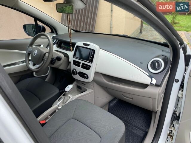Белый Рено Зое, объемом двигателя 0 л и пробегом 139 тыс. км за 7200 $, фото 15 на Automoto.ua