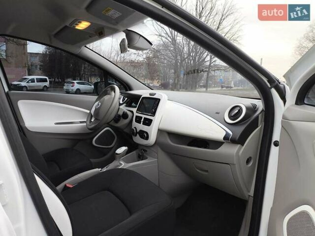 Белый Рено Зое, объемом двигателя 0 л и пробегом 79 тыс. км за 7100 $, фото 8 на Automoto.ua