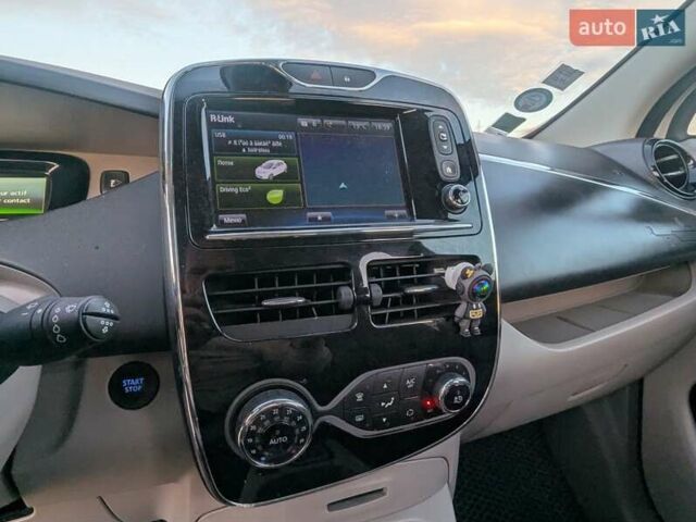 Белый Рено Зое, объемом двигателя 0 л и пробегом 51 тыс. км за 6995 $, фото 40 на Automoto.ua