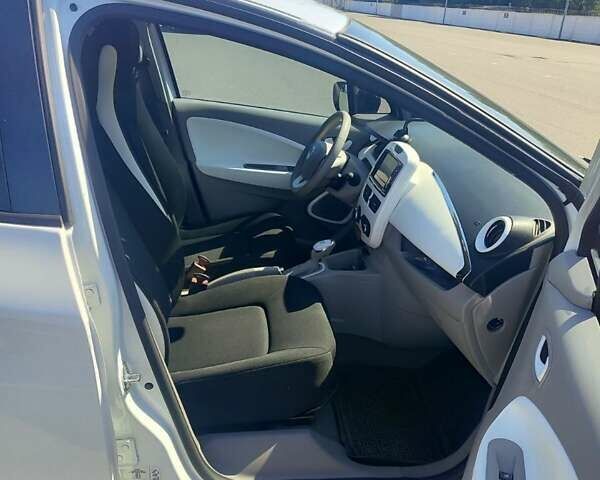 Білий Рено Зое, об'ємом двигуна 0 л та пробігом 60 тис. км за 7800 $, фото 6 на Automoto.ua