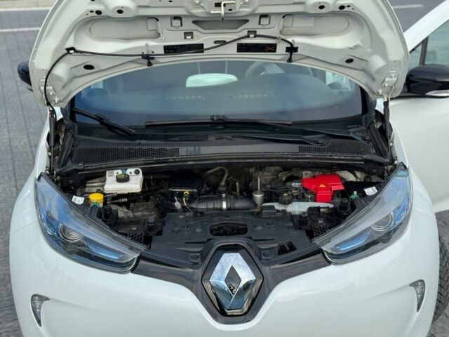 Белый Рено Зое, объемом двигателя 0 л и пробегом 164 тыс. км за 5999 $, фото 18 на Automoto.ua