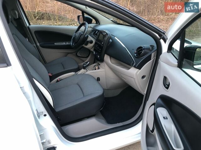 Белый Рено Зое, объемом двигателя 0 л и пробегом 90 тыс. км за 7500 $, фото 14 на Automoto.ua