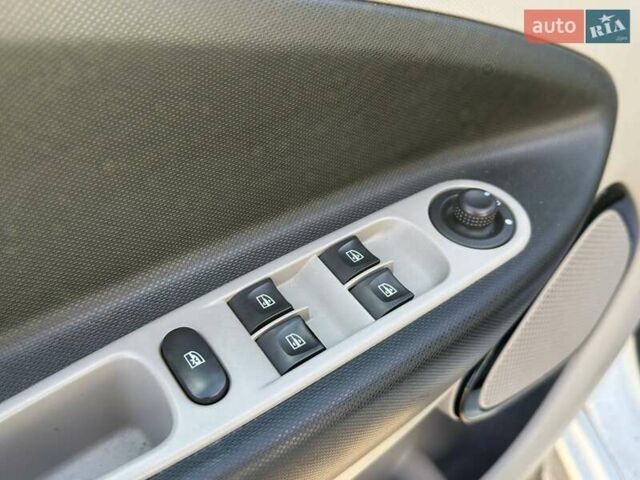 Белый Рено Зое, объемом двигателя 0 л и пробегом 89 тыс. км за 8500 $, фото 10 на Automoto.ua