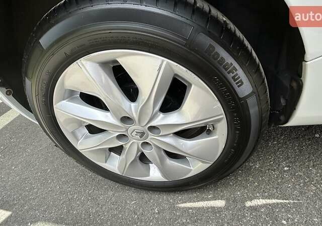 Белый Рено Зое, объемом двигателя 0 л и пробегом 94 тыс. км за 7500 $, фото 8 на Automoto.ua