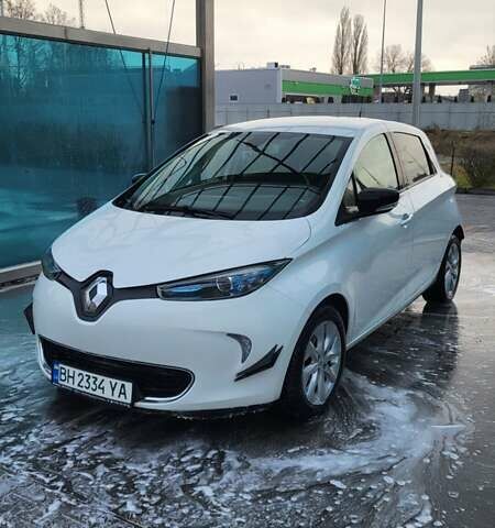Белый Рено Зое, объемом двигателя 0 л и пробегом 121 тыс. км за 6600 $, фото 1 на Automoto.ua