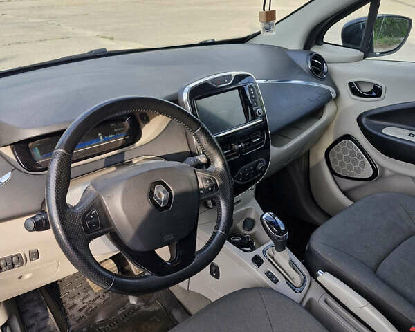 Белый Рено Зое, объемом двигателя 0 л и пробегом 82 тыс. км за 8200 $, фото 3 на Automoto.ua