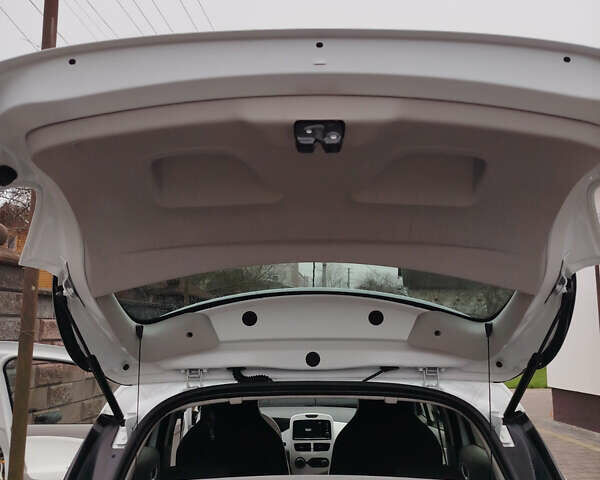 Белый Рено Зое, объемом двигателя 0 л и пробегом 96 тыс. км за 6850 $, фото 15 на Automoto.ua