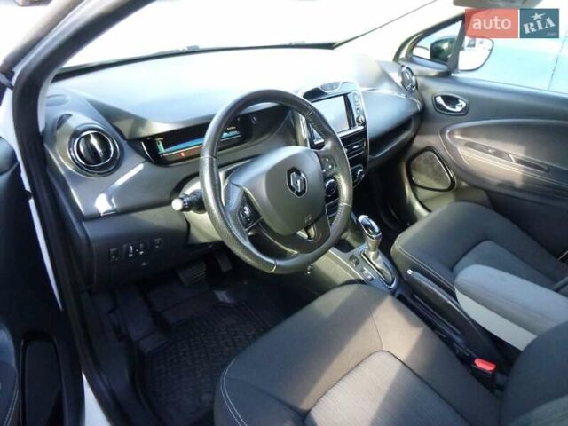 Белый Рено Зое, объемом двигателя 0 л и пробегом 81 тыс. км за 10300 $, фото 17 на Automoto.ua