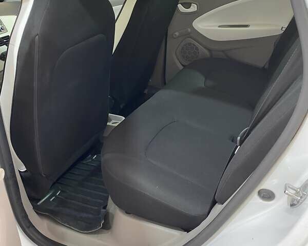 Білий Рено Зое, об'ємом двигуна 0 л та пробігом 28 тис. км за 9500 $, фото 6 на Automoto.ua