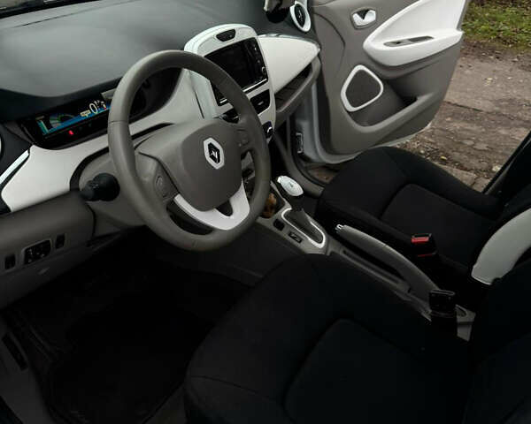 Білий Рено Зое, об'ємом двигуна 0 л та пробігом 148 тис. км за 6550 $, фото 7 на Automoto.ua