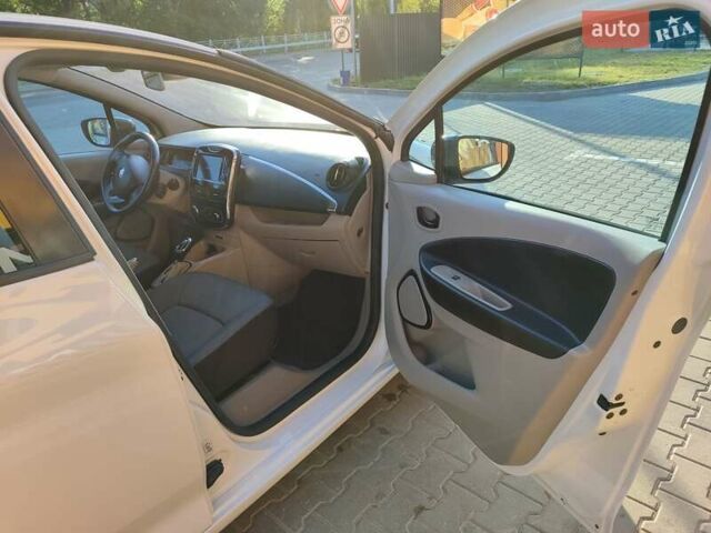 Белый Рено Зое, объемом двигателя 0 л и пробегом 62 тыс. км за 6750 $, фото 27 на Automoto.ua