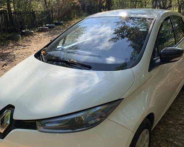 Белый Рено Зое, объемом двигателя 0 л и пробегом 92 тыс. км за 6800 $, фото 8 на Automoto.ua