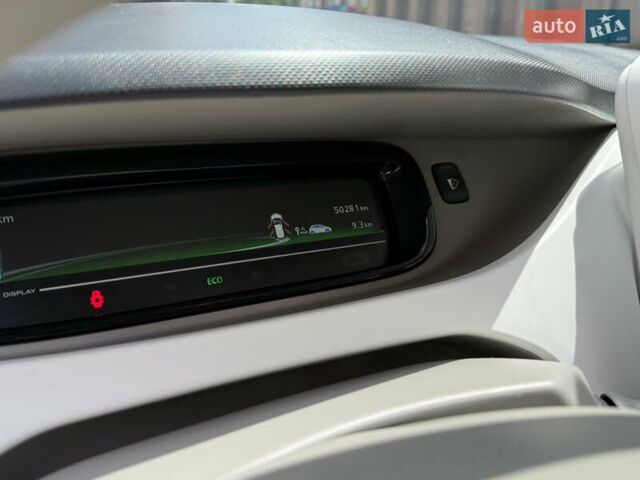 Белый Рено Зое, объемом двигателя 0 л и пробегом 50 тыс. км за 7650 $, фото 18 на Automoto.ua