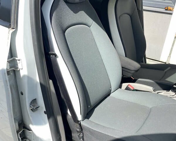 Белый Рено Зое, объемом двигателя 0 л и пробегом 71 тыс. км за 7000 $, фото 18 на Automoto.ua