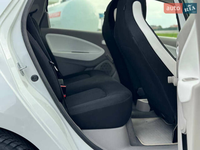 Белый Рено Зое, объемом двигателя 0 л и пробегом 164 тыс. км за 5999 $, фото 41 на Automoto.ua