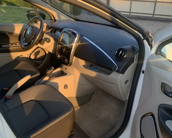 Белый Рено Зое, объемом двигателя 0 л и пробегом 85 тыс. км за 5950 $, фото 14 на Automoto.ua