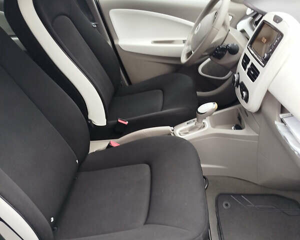 Белый Рено Зое, объемом двигателя 0 л и пробегом 96 тыс. км за 6850 $, фото 10 на Automoto.ua