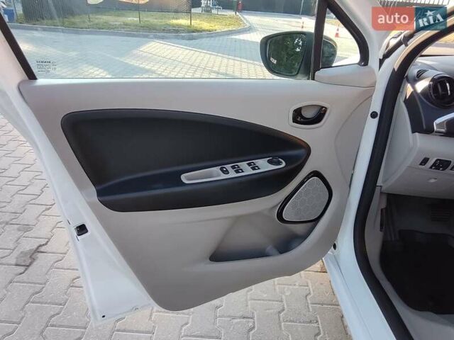 Белый Рено Зое, объемом двигателя 0 л и пробегом 62 тыс. км за 6750 $, фото 11 на Automoto.ua