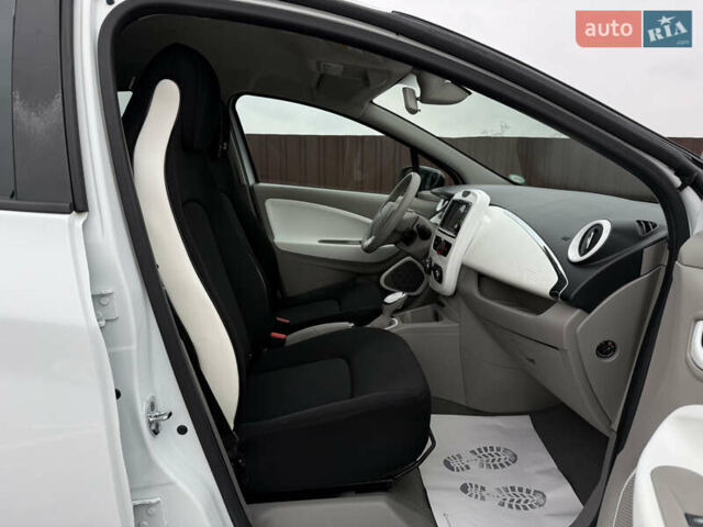 Белый Рено Зое, объемом двигателя 0 л и пробегом 125 тыс. км за 6700 $, фото 36 на Automoto.ua