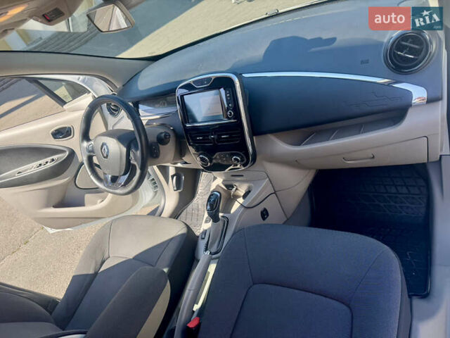 Белый Рено Зое, объемом двигателя 0 л и пробегом 140 тыс. км за 8000 $, фото 5 на Automoto.ua