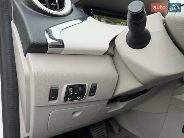 Білий Рено Зое, об'ємом двигуна 0 л та пробігом 80 тис. км за 5800 $, фото 9 на Automoto.ua