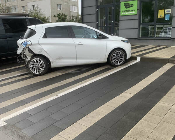 Белый Рено Зое, объемом двигателя 0 л и пробегом 84 тыс. км за 3700 $, фото 4 на Automoto.ua