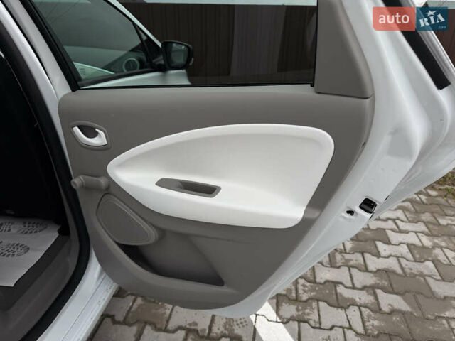 Белый Рено Зое, объемом двигателя 0 л и пробегом 125 тыс. км за 6700 $, фото 24 на Automoto.ua