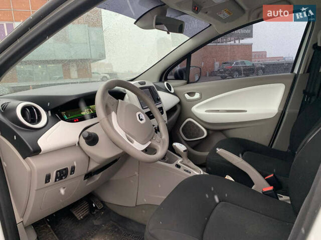 Белый Рено Зое, объемом двигателя 0 л и пробегом 120 тыс. км за 8000 $, фото 7 на Automoto.ua