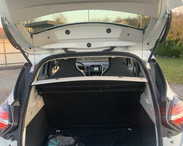 Белый Рено Зое, объемом двигателя 0 л и пробегом 85 тыс. км за 5950 $, фото 11 на Automoto.ua