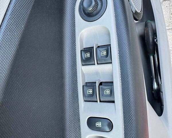 Білий Рено Зое, об'ємом двигуна 0 л та пробігом 100 тис. км за 7800 $, фото 31 на Automoto.ua