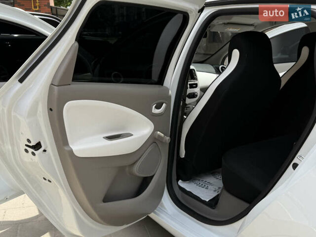 Белый Рено Зое, объемом двигателя 0 л и пробегом 50 тыс. км за 7650 $, фото 24 на Automoto.ua