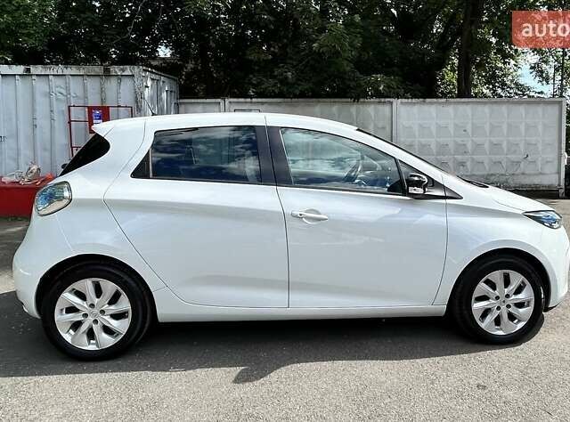 Белый Рено Зое, объемом двигателя 0 л и пробегом 94 тыс. км за 7500 $, фото 2 на Automoto.ua