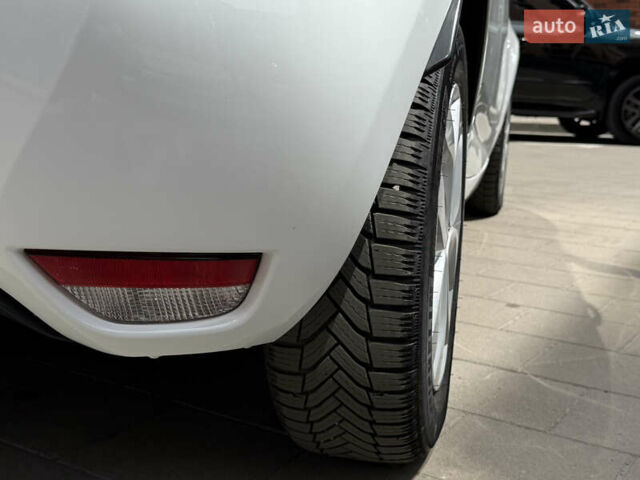 Белый Рено Зое, объемом двигателя 0 л и пробегом 50 тыс. км за 7650 $, фото 14 на Automoto.ua