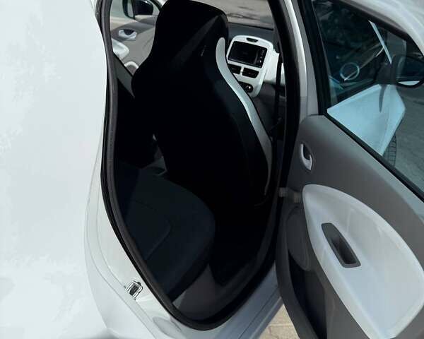 Белый Рено Зое, объемом двигателя 0 л и пробегом 108 тыс. км за 6999 $, фото 26 на Automoto.ua