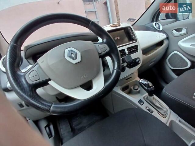 Белый Рено Зое, объемом двигателя 0 л и пробегом 200 тыс. км за 5350 $, фото 9 на Automoto.ua