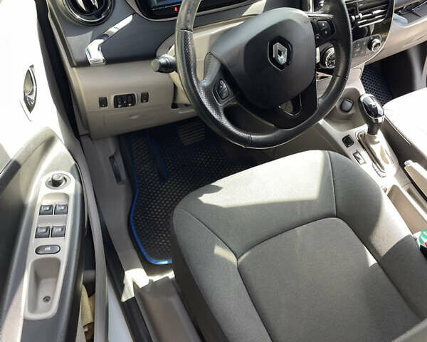 Белый Рено Зое, объемом двигателя 0 л и пробегом 71 тыс. км за 7000 $, фото 17 на Automoto.ua