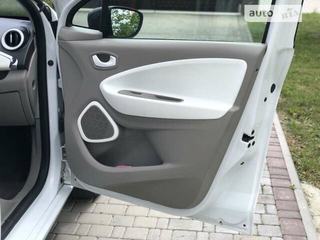 Белый Рено Зое, объемом двигателя 0 л и пробегом 100 тыс. км за 8299 $, фото 21 на Automoto.ua