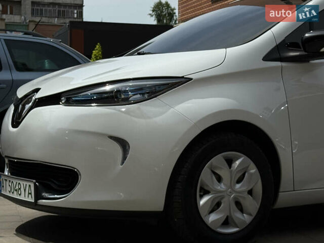 Белый Рено Зое, объемом двигателя 0 л и пробегом 50 тыс. км за 7650 $, фото 11 на Automoto.ua