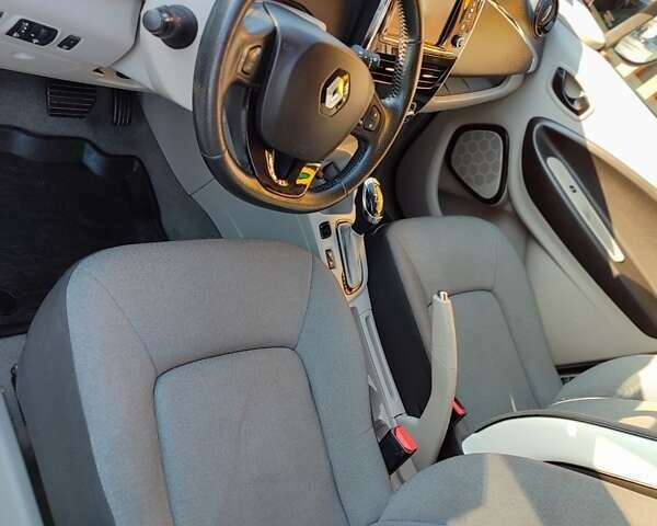 Белый Рено Зое, объемом двигателя 0 л и пробегом 62 тыс. км за 6750 $, фото 13 на Automoto.ua