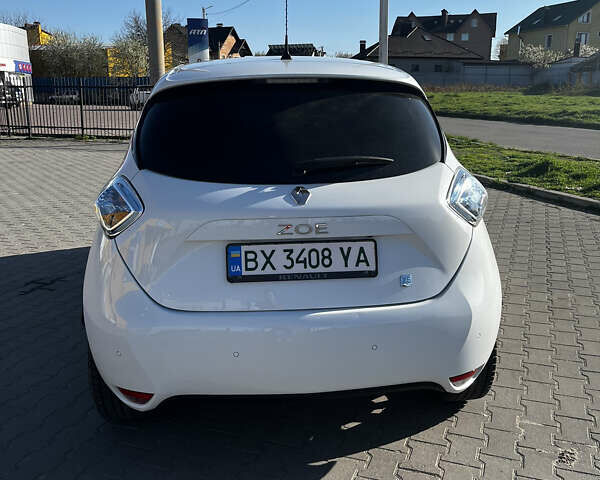 Белый Рено Зое, объемом двигателя 0 л и пробегом 76 тыс. км за 7799 $, фото 3 на Automoto.ua