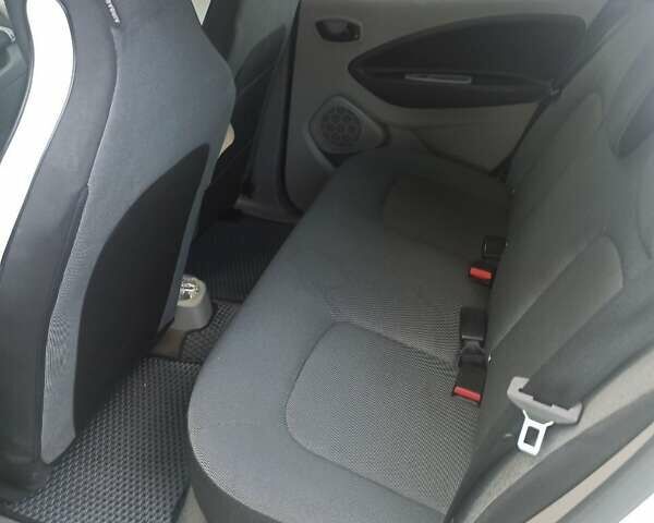 Білий Рено Зое, об'ємом двигуна 0 л та пробігом 118 тис. км за 7500 $, фото 4 на Automoto.ua