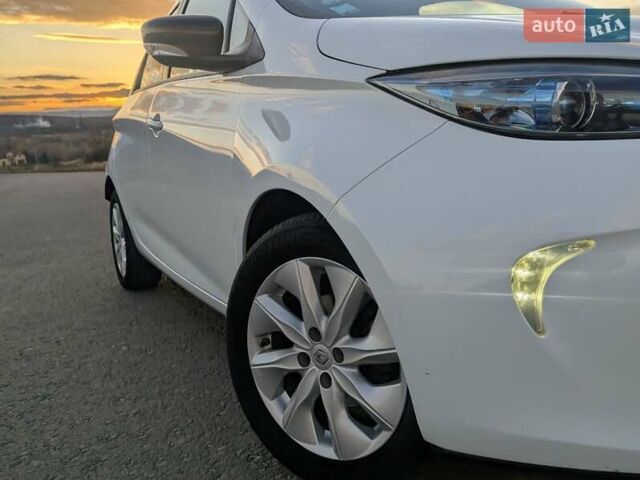 Белый Рено Зое, объемом двигателя 0 л и пробегом 51 тыс. км за 6995 $, фото 4 на Automoto.ua