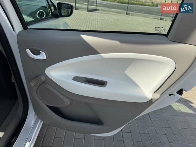 Белый Рено Зое, объемом двигателя 0 л и пробегом 147 тыс. км за 5900 $, фото 26 на Automoto.ua