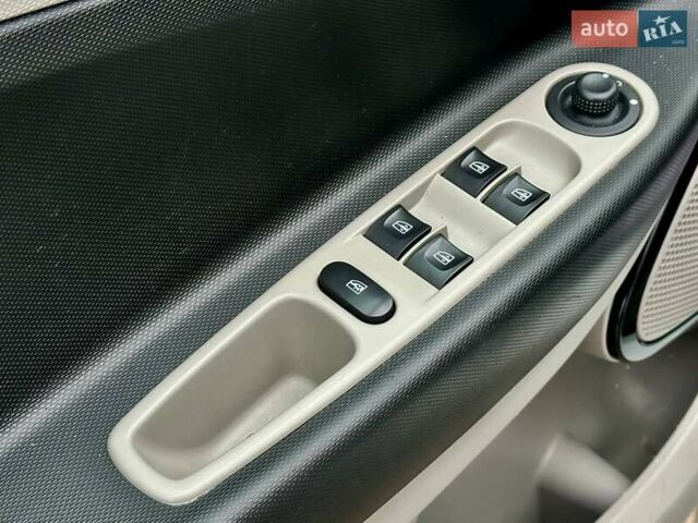 Белый Рено Зое, объемом двигателя 0 л и пробегом 83 тыс. км за 8500 $, фото 11 на Automoto.ua