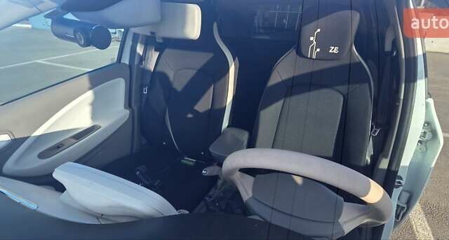 Білий Рено Зое, об'ємом двигуна 0 л та пробігом 192 тис. км за 5700 $, фото 3 на Automoto.ua