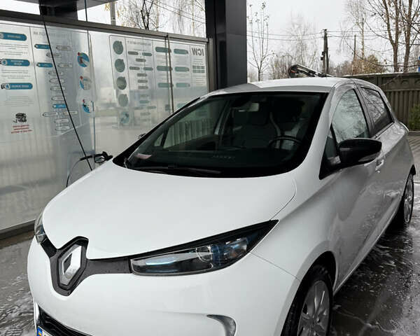 Белый Рено Зое, объемом двигателя 0 л и пробегом 130 тыс. км за 6999 $, фото 2 на Automoto.ua